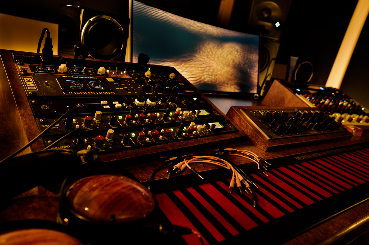 Amon Tobin in-studio easel play